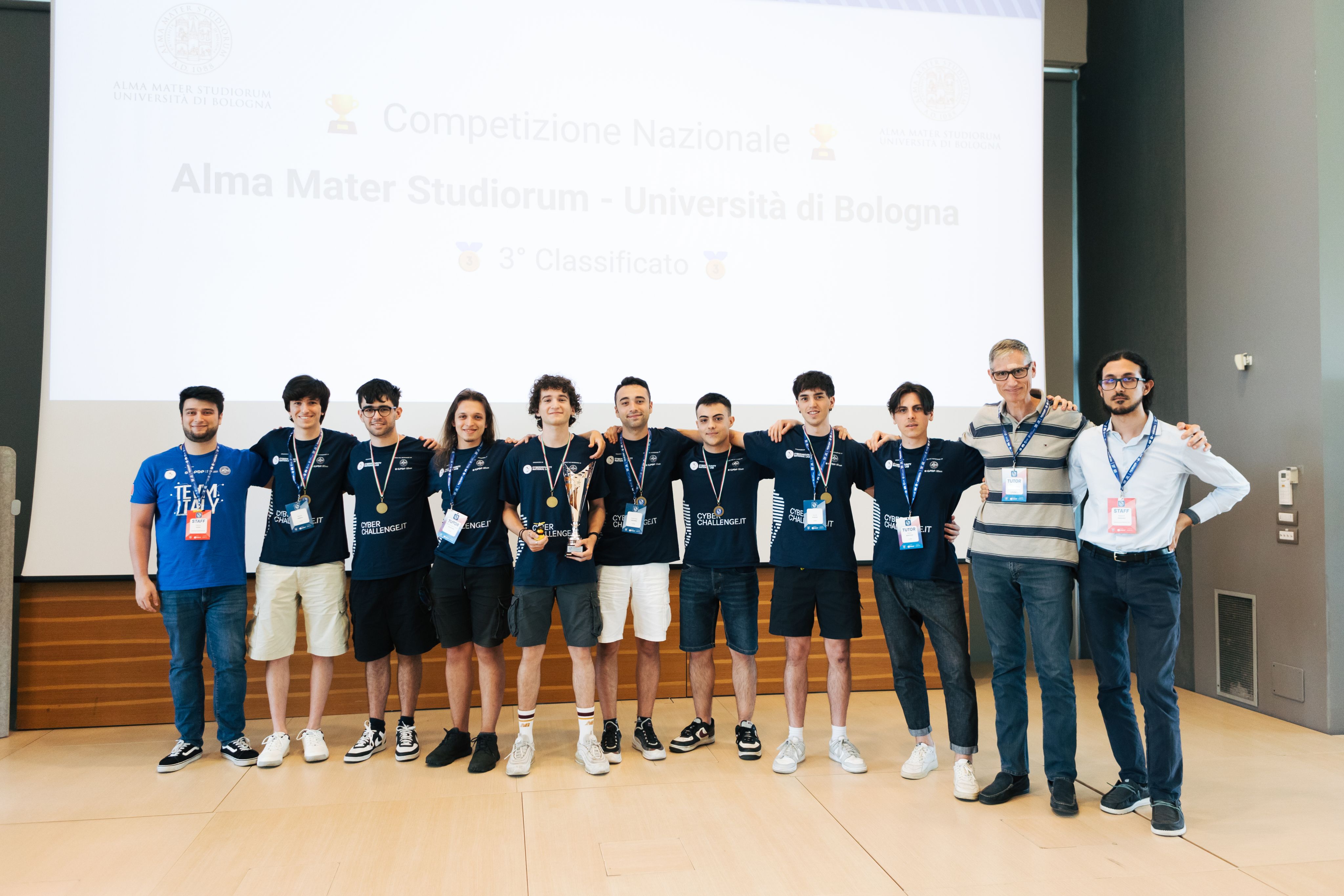 Foto del team unibo con gli organizzatori CCIT e i tutor alla cerimonia di premiazione CCIT.25