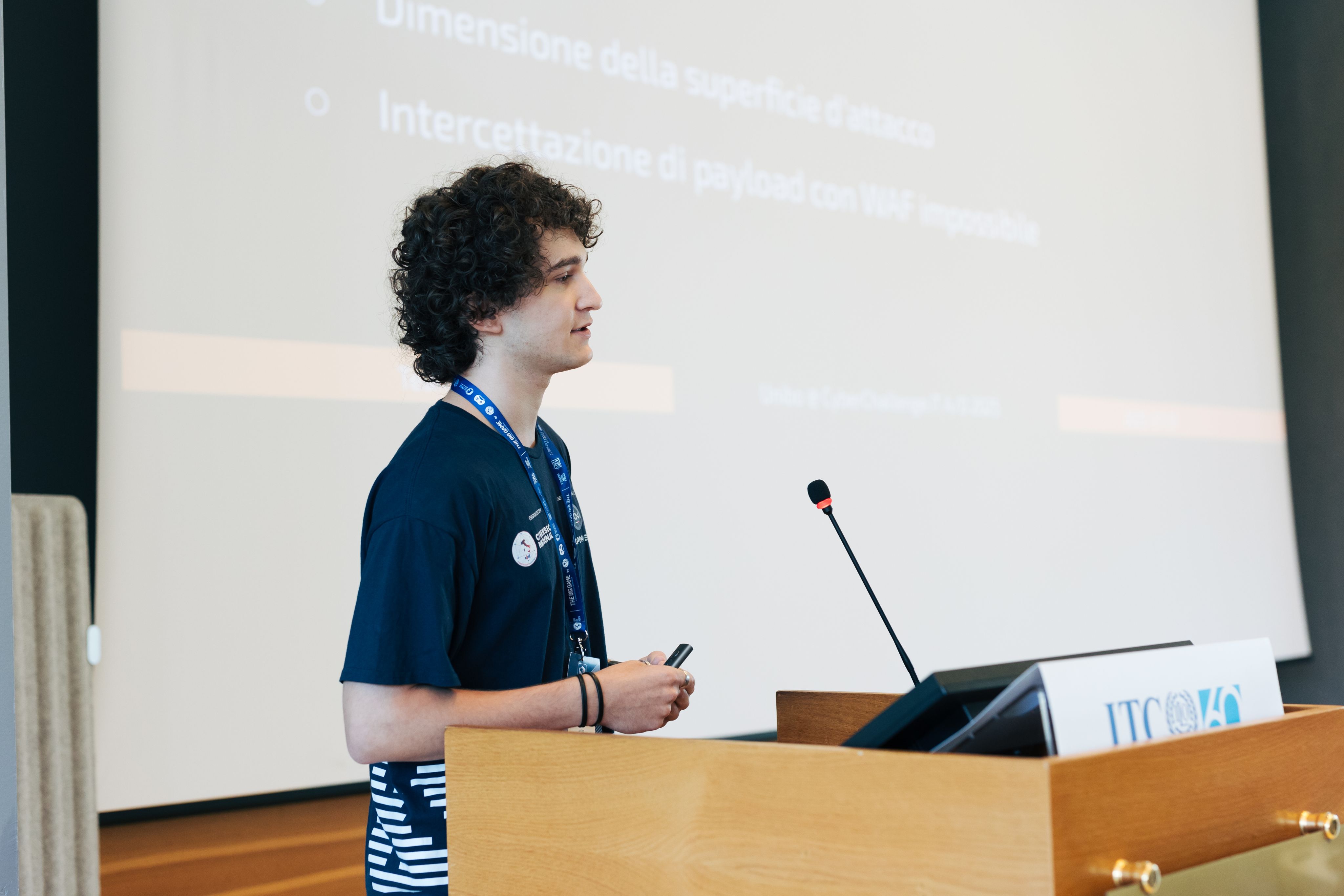 Foto di Federico Bosi che presenta la struttura e l'organizzazione del team Unibo