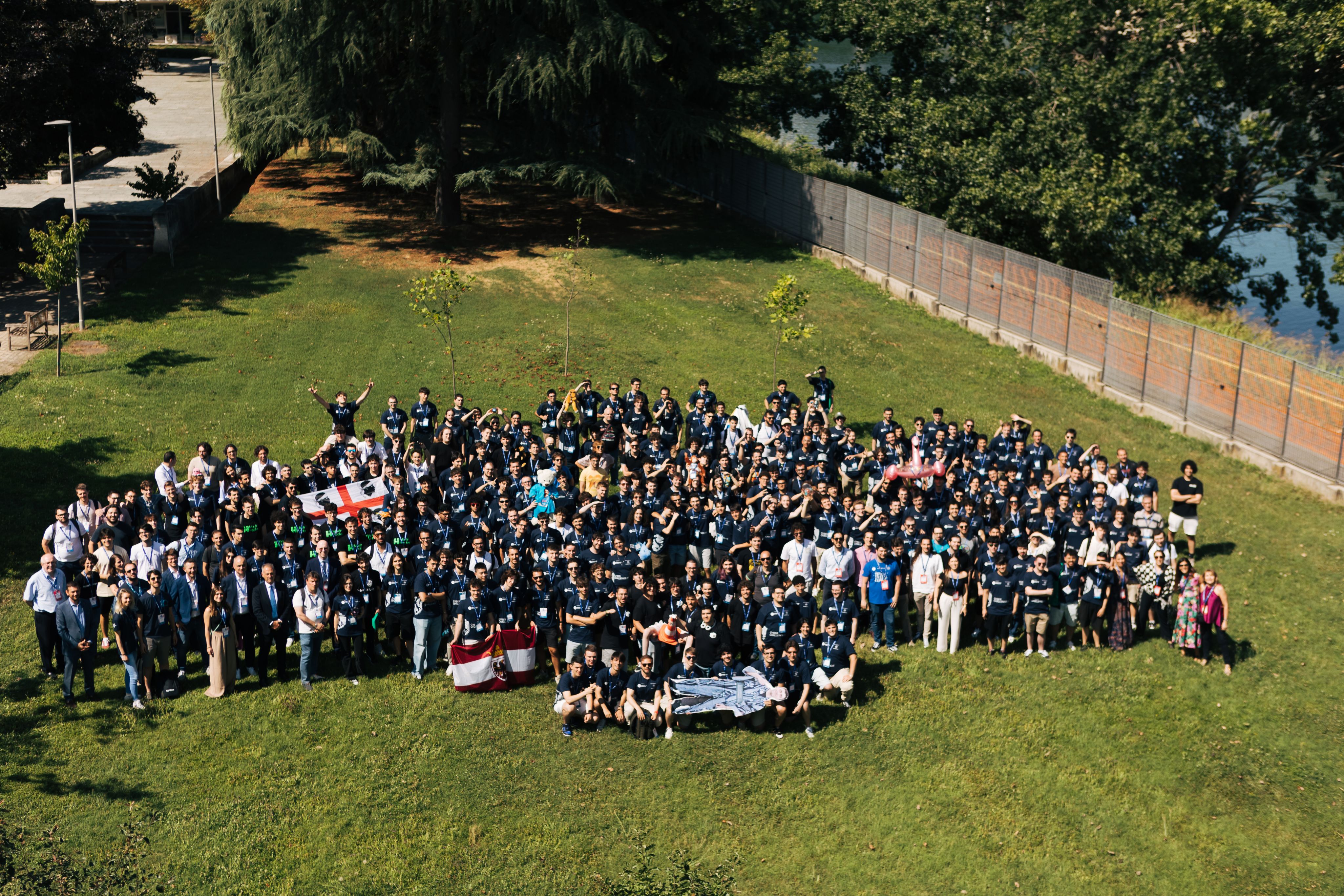 Foto di tutti i partecipanti e organizzatori alla cerimonia di premiazione CCIT.25 sul prato dell'ILO di Torino