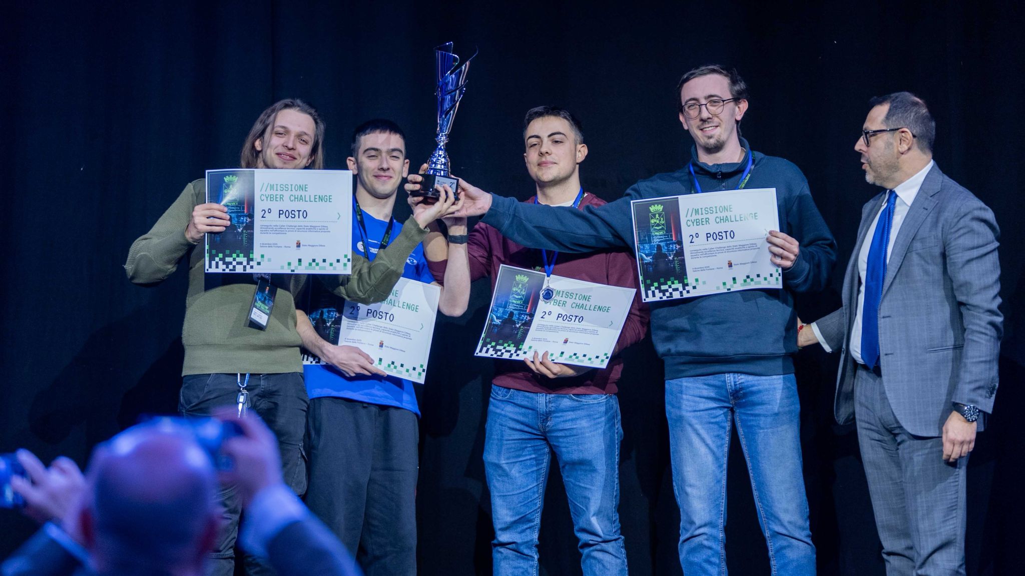Foto del team PIERPAOLO con le medaglie d'argento e il certificato di partecipazione.